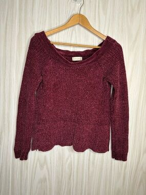 Altar'd State Scallop-Hem Crew Sweater in Burgundy